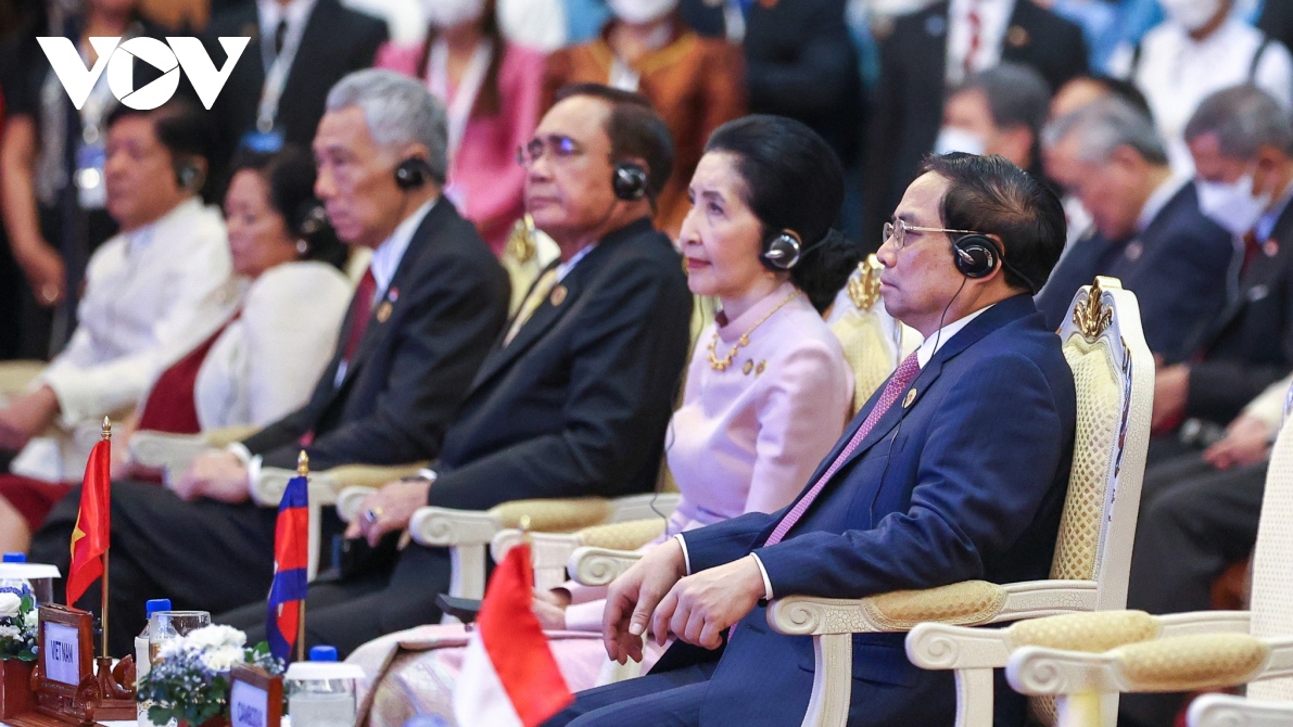 PM Chinh attends 40th and 41st ASEAN Summits’ opening ceremony
